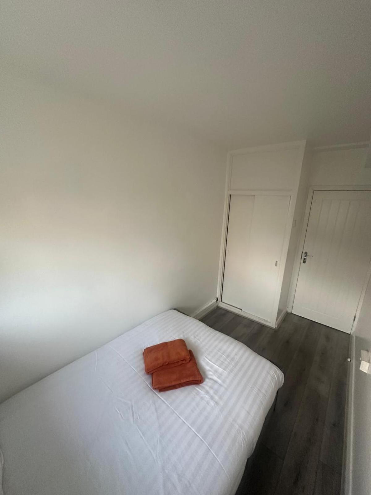 Modern Room In A 4 Bedroom Flat In London, Shared Bathroom! Londres Exterior foto