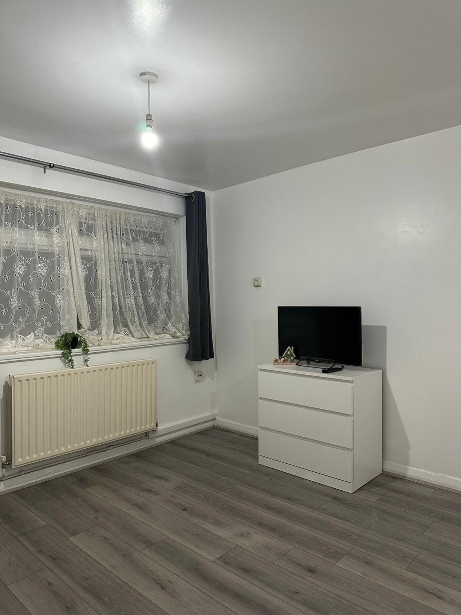 Modern Room In A 4 Bedroom Flat In London, Shared Bathroom! Londres Exterior foto